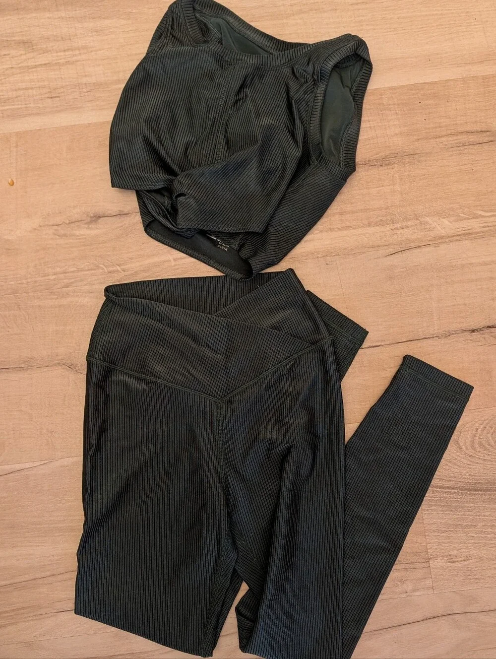 MATCHING SET: Aerie Offline Ribbed Metallic Green Top And Leggings Workout set